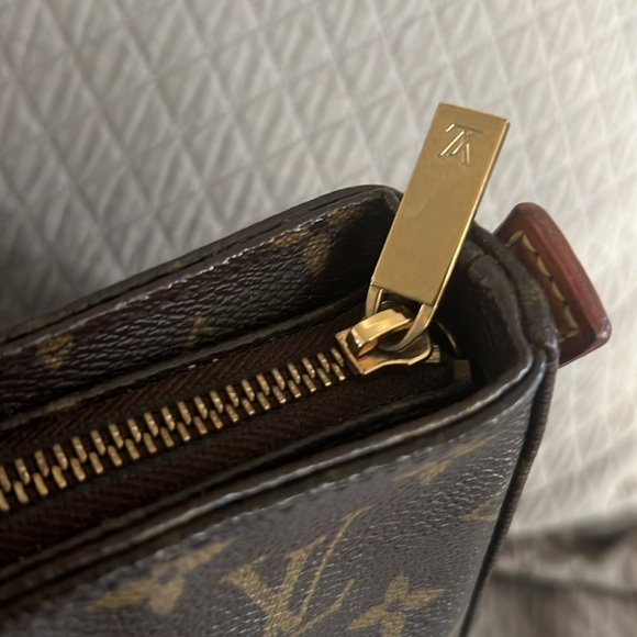 Authentic Louis Vuitton Monogram Looping MM Shoulder Bag. - Picture 7 of 14